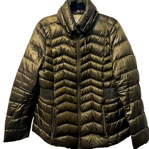 A.N.A. Packable Premium Down Jacket With Side Shaping and Two Zippered Pockets